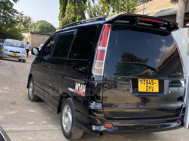Toyota Noah 2001 Black