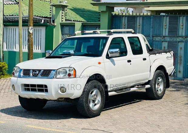 Nissan Hardbody 2015 White
