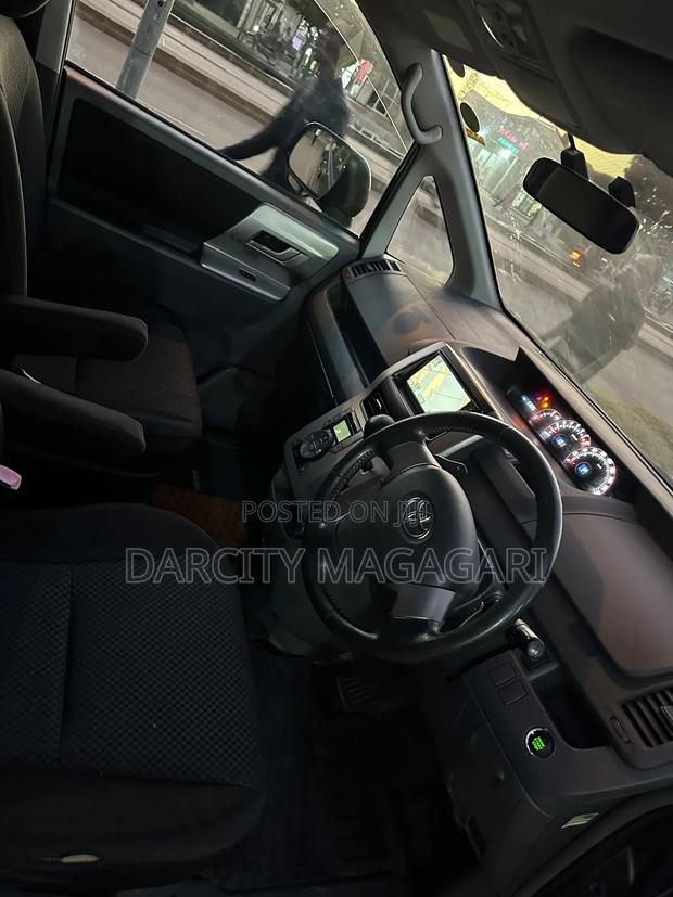 Toyota Noah 2009