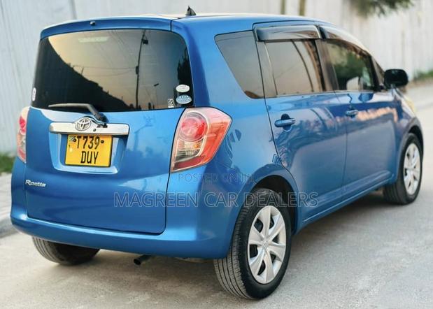 Toyota Ractis 2010 Blue