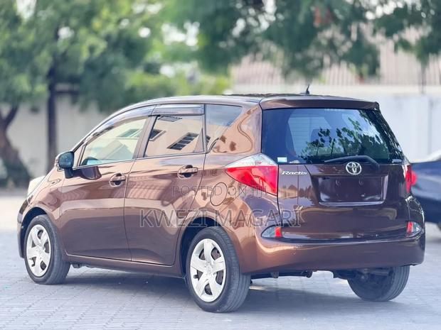 Toyota Ractis 2010 Brown
