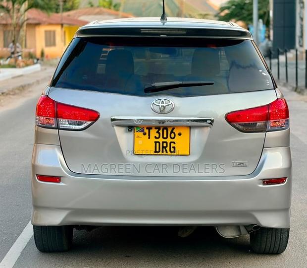 Toyota Wish 2011 Silver