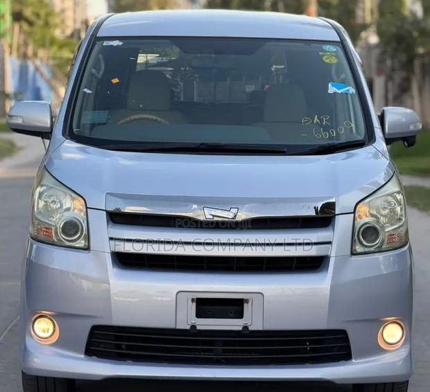 Toyota Noah 2008