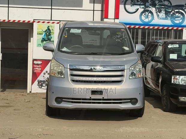 Toyota Noah 2009 Silver