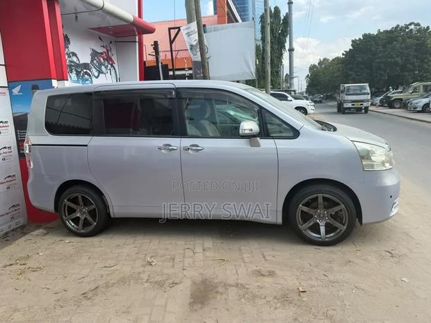 Toyota Noah 2009 Silver