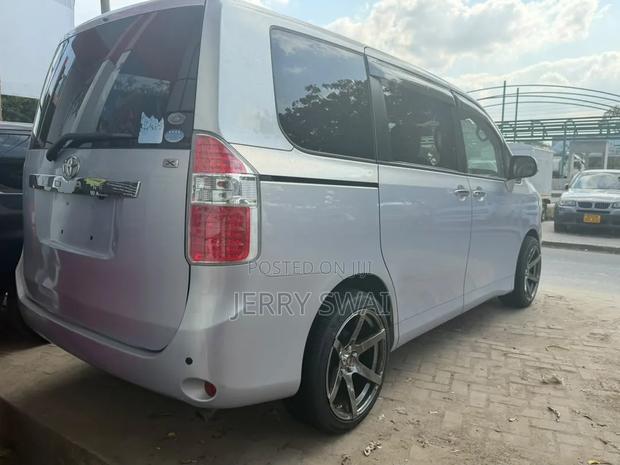Toyota Noah 2009 Silver