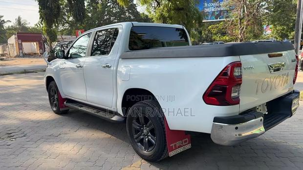 Toyota Hilux 2021 White
