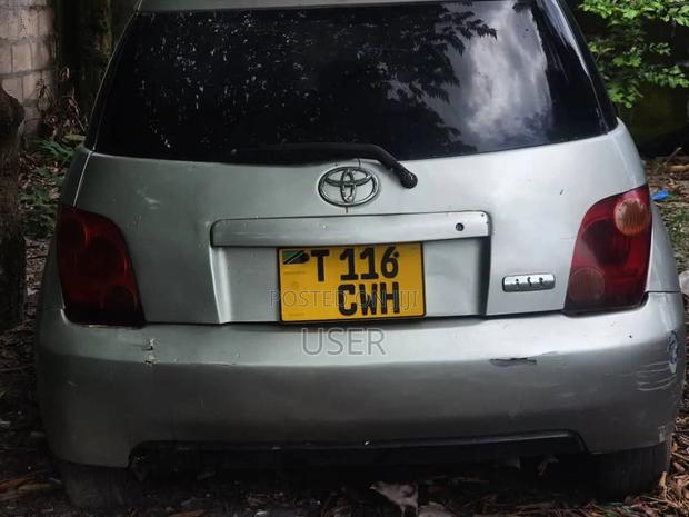 Toyota IST 2004 Silver