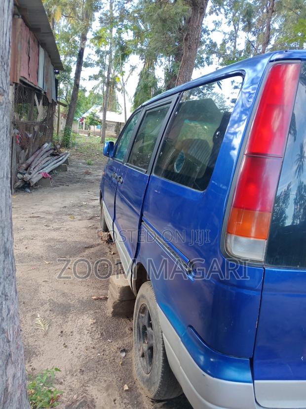 Toyota Noah 2004 Blue