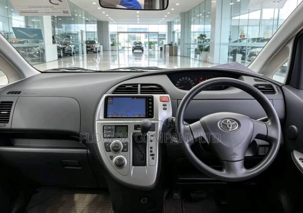 Toyota Ractis 2005