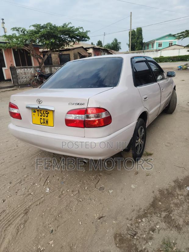Toyota Corolla 2000 White