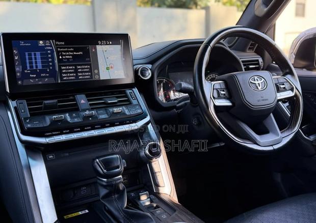 Toyota Land Cruiser LC300 2024