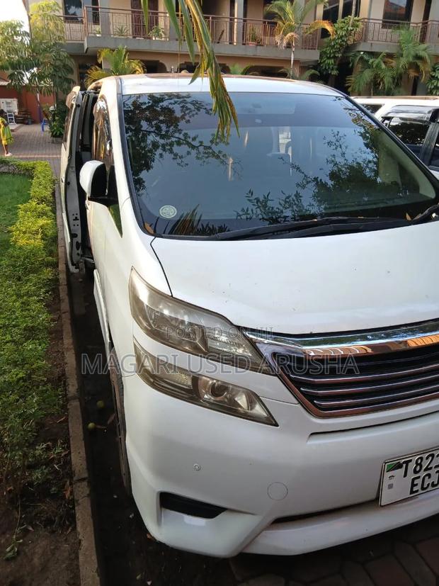 Toyota Vellfire 2011 White