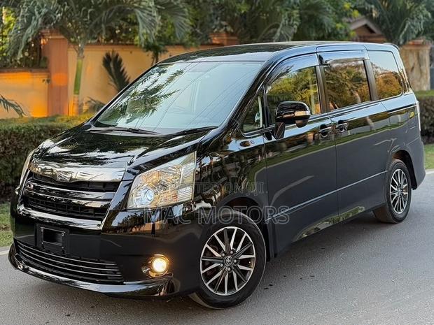 Toyota Noah 2.0 143hp FWD (8 Seater) 2009 Black