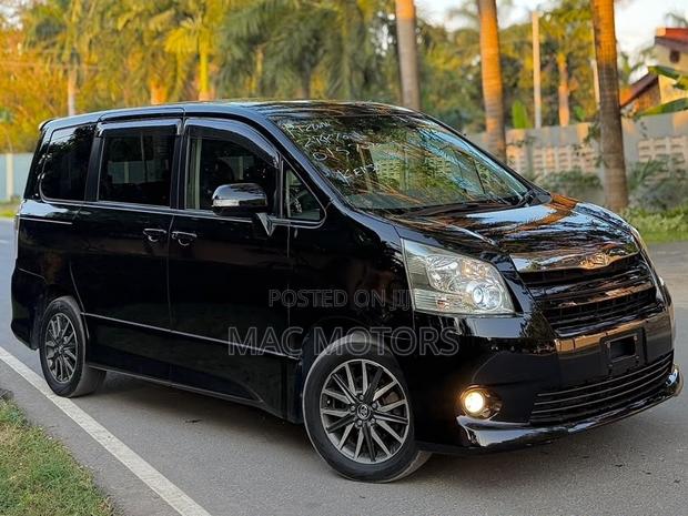 Toyota Noah 2.0 143hp FWD (8 Seater) 2009 Black