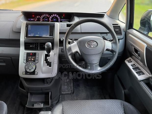Toyota Noah 2.0 143hp FWD (8 Seater) 2009 Black