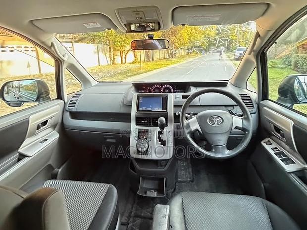 Toyota Noah 2.0 143hp FWD (8 Seater) 2009 Black