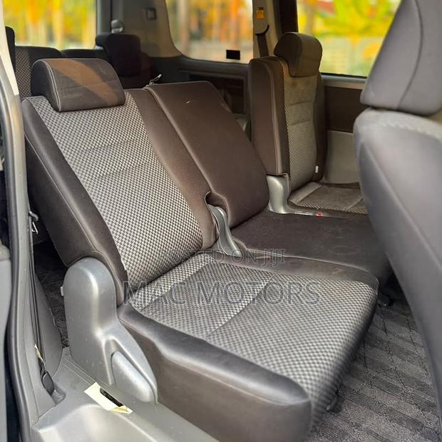 Toyota Noah 2.0 143hp FWD (8 Seater) 2009 Black