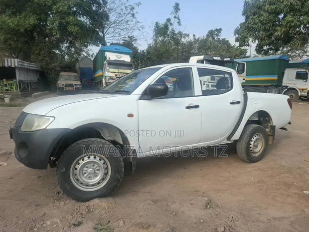 Mitsubishi L200 2009 White