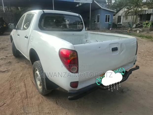 Mitsubishi L200 2009 White
