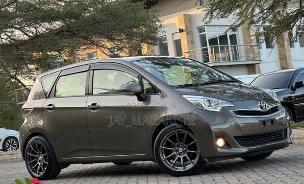 Toyota Ractis 2011 Gray