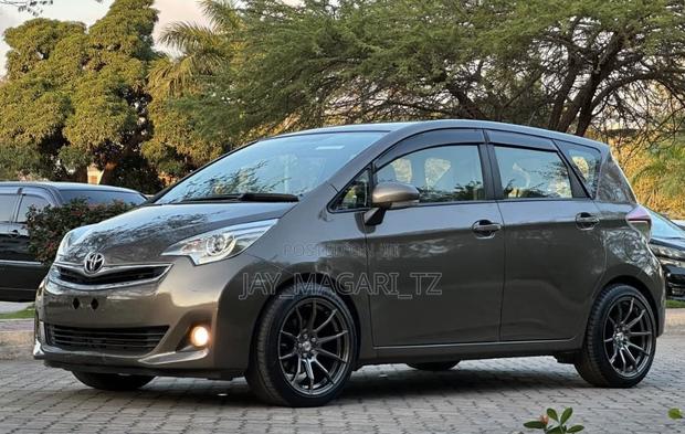 Toyota Ractis 2011 Gray