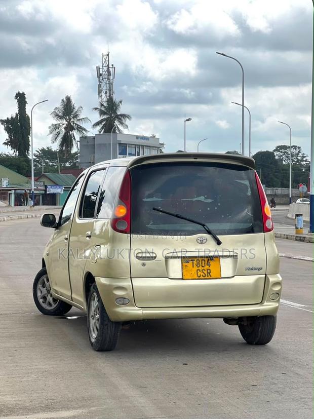 Toyota Fun Cargo 2004 Gold