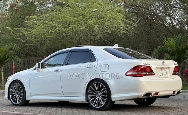 Toyota Crown 2009 White