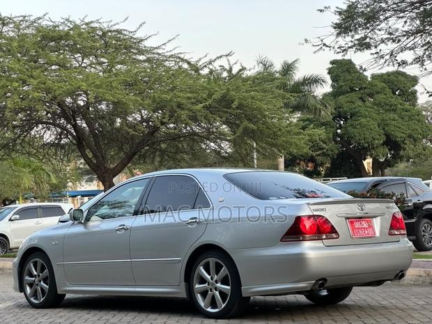 Toyota Crown 2006 Silver