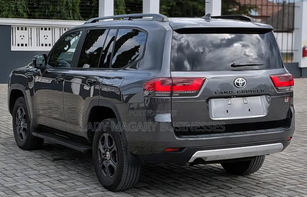 Toyota Land Cruiser LC300 2023 Gray