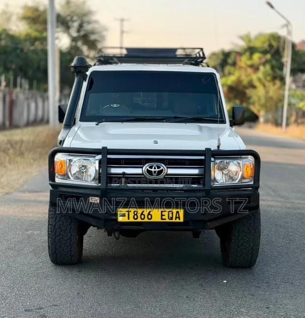 Toyota Land Cruiser 2010 White