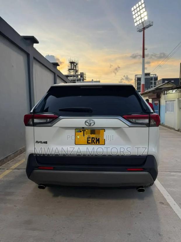 Toyota RAV4 Hybrid 2021 White