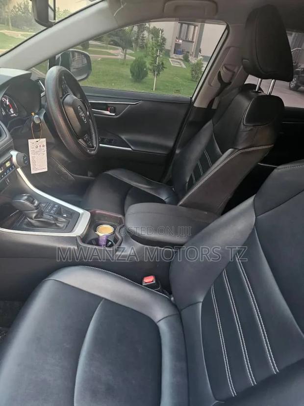Toyota RAV4 Hybrid 2021 White