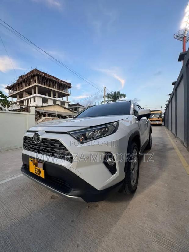 Toyota RAV4 Hybrid 2021 White