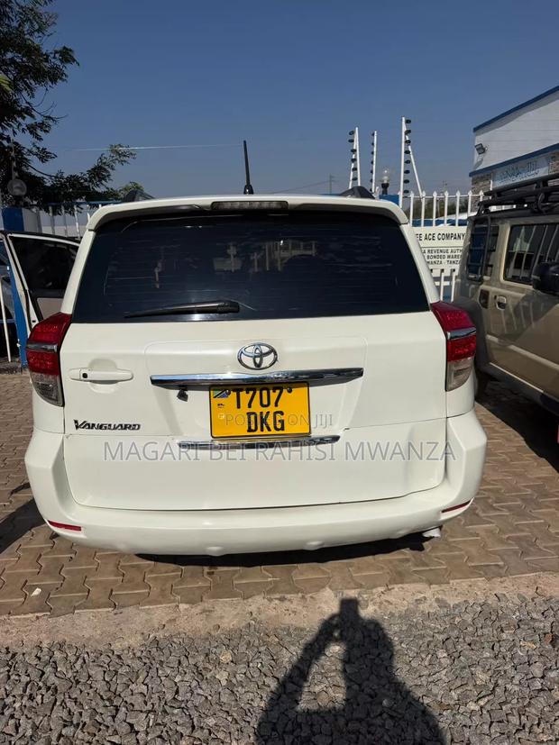 Toyota Vanguard 2008 White