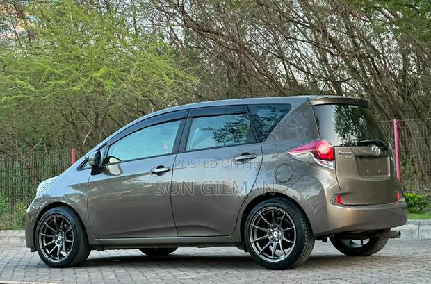 Toyota Ractis 2015 Gray