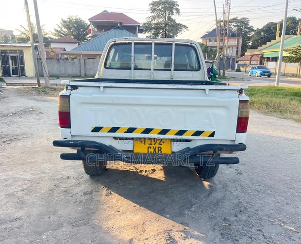 Toyota Hilux 2003 White