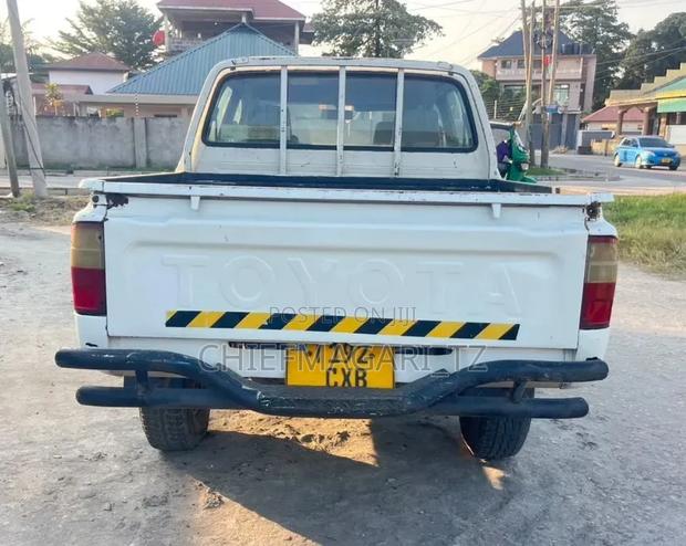 Toyota Hilux 2003 White