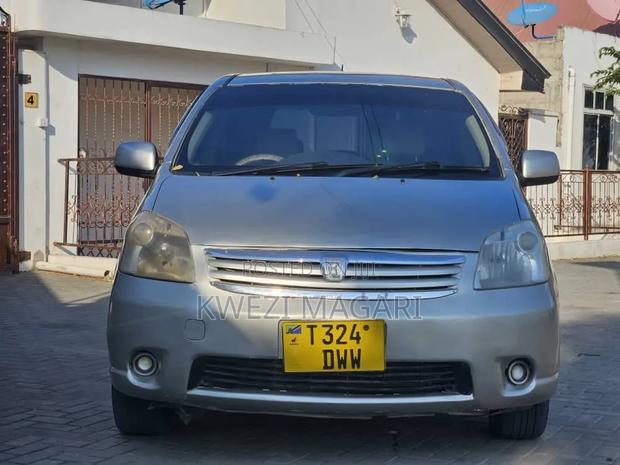 Toyota Raum 2005 Silver