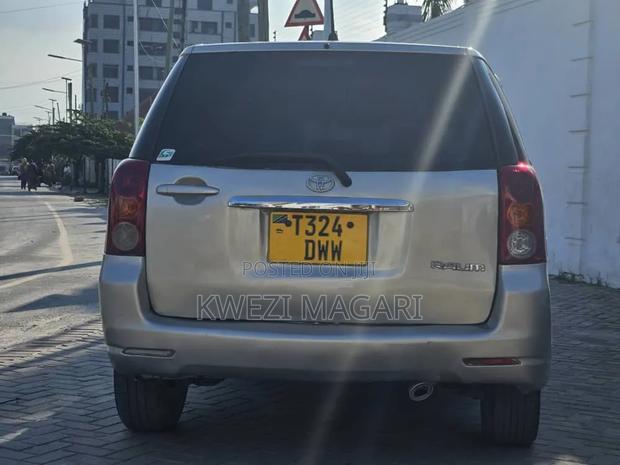 Toyota Raum 2005 Silver