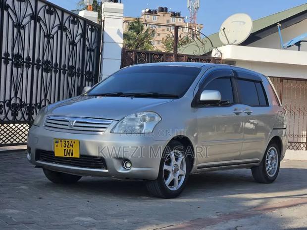 Toyota Raum 2005 Silver