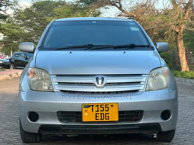 Toyota IST 2004 Silver