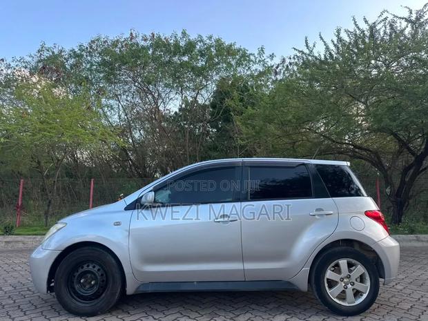 Toyota IST 2004 Silver