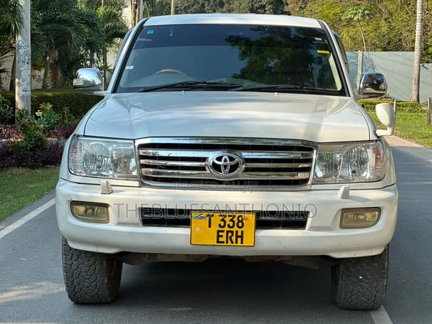Toyota Land Cruiser 2004 White