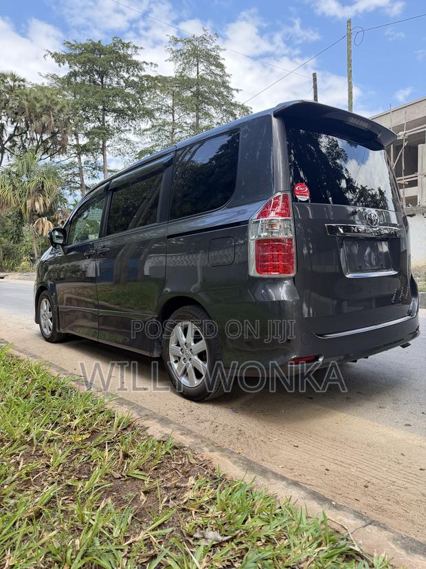 Toyota Noah 2.0 143hp AWD (7 Seater) 2007 Gray