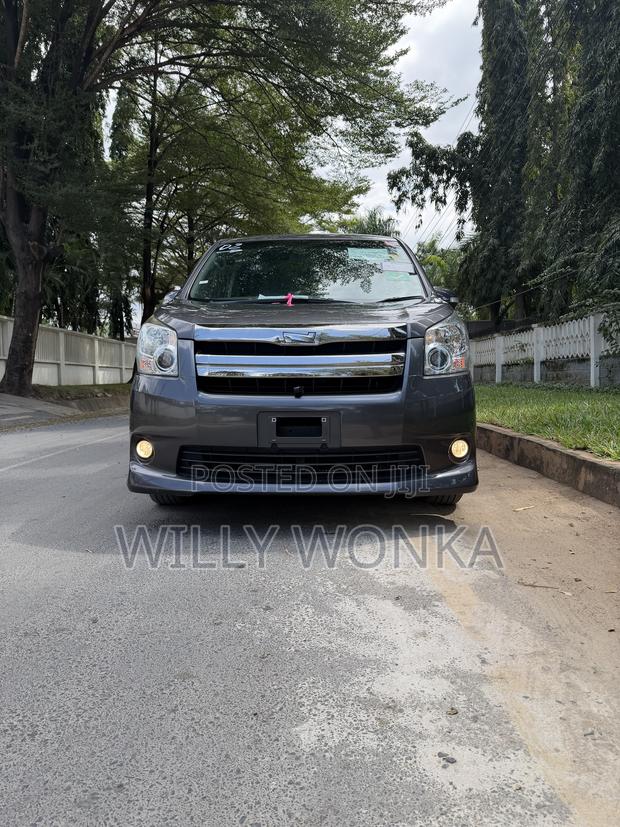 Toyota Noah 2.0 143hp AWD (7 Seater) 2007 Gray