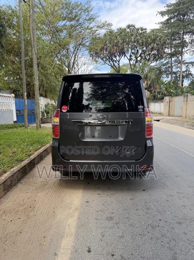 Toyota Noah 2.0 143hp AWD (7 Seater) 2007 Gray