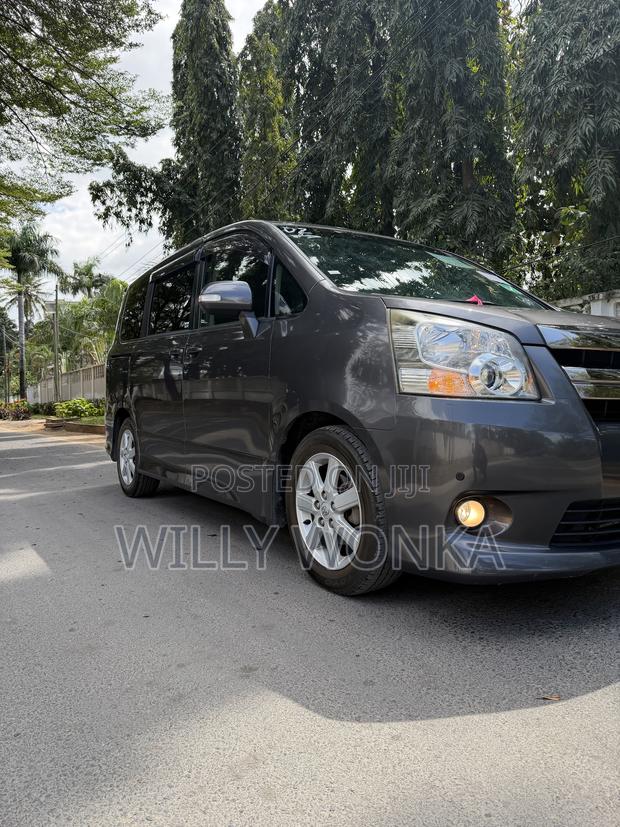 Toyota Noah 2.0 143hp AWD (7 Seater) 2007 Gray