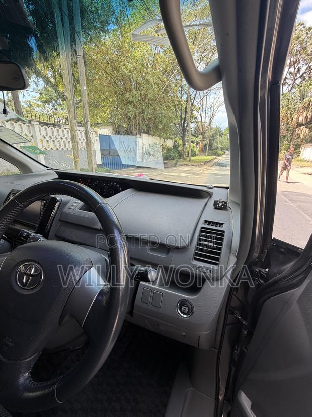 Toyota Noah 2.0 143hp AWD (7 Seater) 2007 Gray