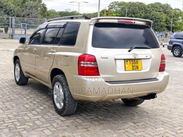 Toyota Kluger 2013 Gold